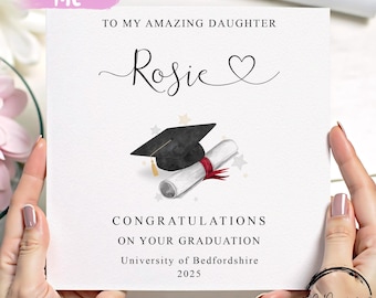 Afstudeerkaart voor dochter - gepersonaliseerd hartlettertype Cap & Scroll