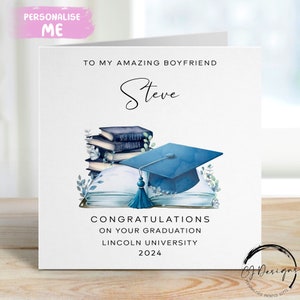 Carte personnalisée de remise des diplômes petit ami - avec casquette et livres, motif floral bleu, thème bleu - carte moyenne/grande prénom et université