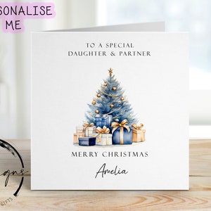 Gepersonaliseerde kerstkaart voor dochter en partner blauw en goud thema bomen en cadeaus Kaart voor stelletjes