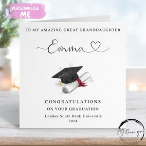 Cartão de formatura personalizado para bisneta - com boné e pergaminho - Nome do coração e universidade para meu/nosso cartão