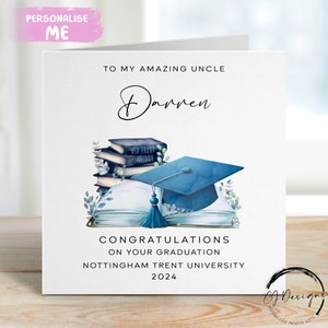 Carte personnalisée de remise des diplômes oncle - avec casquette et livres, motif floral bleu, thème bleu - prénom et carte universitaire moyenne/grande