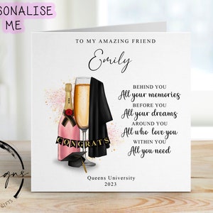 Carte de remise de diplôme personnalisée d'un ami - avec casquette, robe et champagne rose - Nom et université à mon/à notre incroyable ami