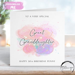 Biglietto di auguri di compleanno personalizzato per pronipote con design a schizzi rosa, viola e verde. Per qualsiasi età: 15°, 16°, 17°, 18°, 19°, 20°, 21°, 30°, 40°, 50°.