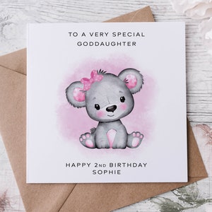 Cartão de aniversário especial personalizado para afilhada - ursinho de pelúcia cinza e rosa personalizado com nome e idade para seu 1º, 2º, 3º, 4º, 5º e 6º aniversário