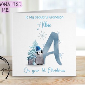 Tarjeta de Navidad personalizada para el primer día de Navidad de un nieto con tema azul y alfabeto de pingüinos con árbol de Navidad