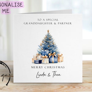 Personalisierte Enkelin & Partner Weihnachtskarte Blau und Gold Thema Bäume und Geschenke Paar Karte