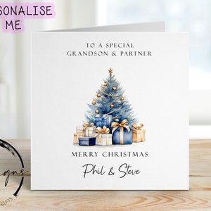 Gepersonaliseerde kerstkaart kleinzoon en partner blauw en goud thema bomen en cadeaus paarkaart