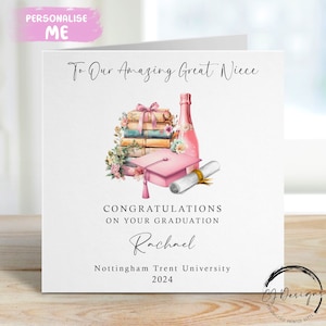 Tarjeta de graduación personalizada para sobrina nieta: con birrete, pergamino, libros y diseño floral color champán. Tema rosa. Nombre y universidad. Para mí/Para nuestra.