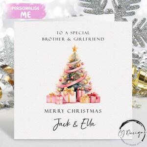 Gepersonaliseerde kerstkaart voor broer en vriendin roze en goud thema bomen en cadeaus paarkaart