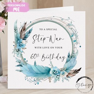 Gepersonaliseerde stiefmoeder verjaardagskaart blauwe veren en bloemenlijst/krans elke leeftijd 40e 50e 55e 60e 65e 70e 75e 80e 85e 90e 100e