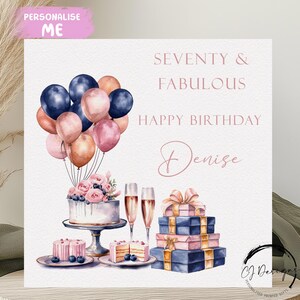 Biglietto di auguri personalizzato per il 70° compleanno con scritta "Settanta e favoloso", design rosa e blu, champagne, palloncini, torte e regali, qualsiasi età/nome