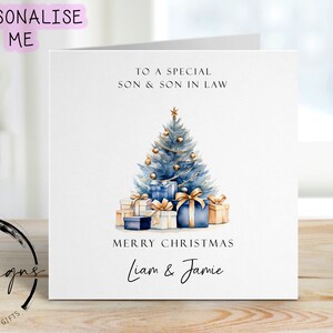 Gepersonaliseerde schoonzoon kerstkaart blauw en goud thema bomen en cadeaus kaart voor stelletjes