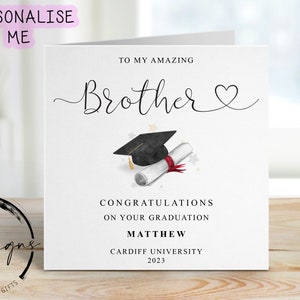 Gepersonaliseerde Brother-afstudeerkaart - met pet en scroll - naam en middelgrote of grote universiteitskaart Amazing Brother