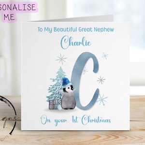 Tarjeta navideña personalizada para sobrino nieto. Primera Navidad. Tema azul. Alfabeto de pingüinos con árbol de Navidad