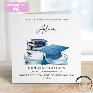 Carte de remise de diplôme personnalisée gendre - avec casquette et livres motif floral bleu - prénom et carte de l'université moyenne/grande À mon/À notre