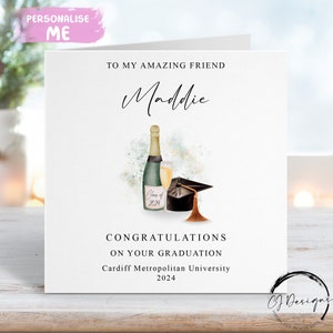 Gepersonaliseerde afstudeerkaart voor vriend - met dop en champagnefles en glas - naam en universiteit Op mijn/naar onze kaart
