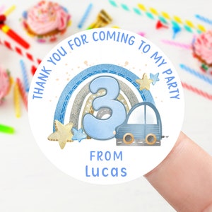 Adesivi di compleanno personalizzati - Età 1-9 Auto blu Viaggio su strada Festa di compleanno Borsa Adesivo di ringraziamento 37mm/45mm/51mm/64mm- Etichette cono dolce