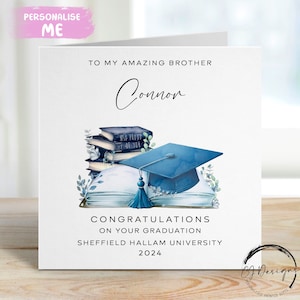 Carte de remise de diplôme personnalisée frère - avec casquette et livres motif floral bleu - prénom et carte université moyenne/grande À mon/À notre