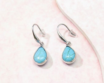 Dainty Alluring Silver Turquoise Gem Stone Lightweight Vintage Earrings