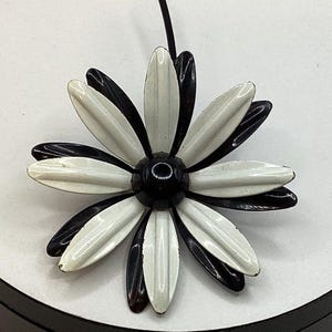Daisy Style 60’s Retro Brooch Pin with Stem Black White