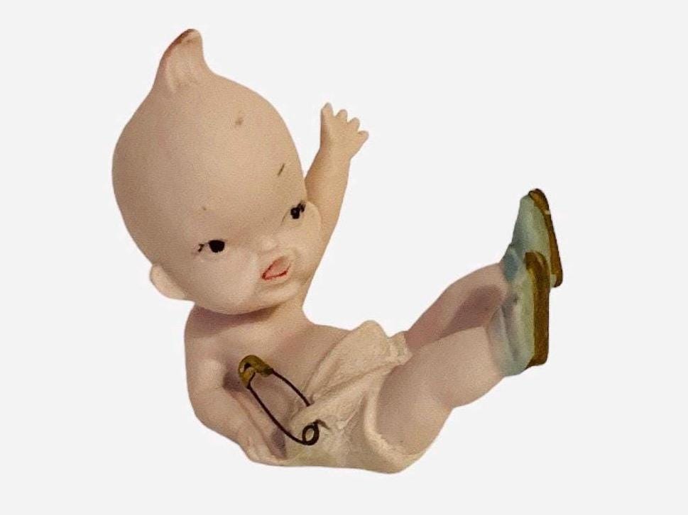 Kewpie-stijl vintage luier babybeeldje blauwe schoenen luierspeld biscuit