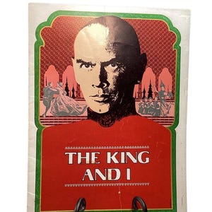 Puede incluir: Cartel de película vintage de "El rey y yo" con un hombre de rostro severo y cabeza rapada. El cartel tiene un borde rojo y verde, con el título en letras blancas sobre un fondo rojo. El fondo tiene un diseño.