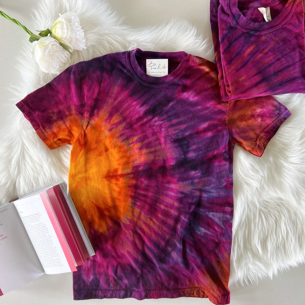 Hand dyed short sleeve t-shirt / Tye dye t-shirt /  Unisex tie dyed tee shirt / Gift for her / Gift for him