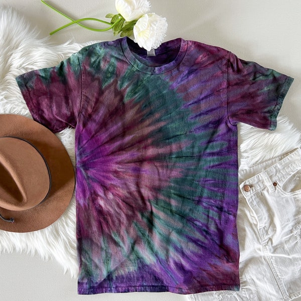 Hand dyed tie dye t-shirt / Tye dye tee shirt / Tie dyed shirt / Gift for her / Gift for him