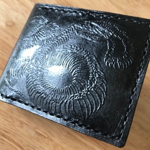 Cartera plegable de cuero negra con esqueleto de serpiente de cascabel