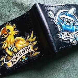 Gold Chocobo und Schwarzmagier - Dunkelbraune Leder Bifold Geldbörse - Handgefertigte Final Fantasy inspirierte Geldbörse -