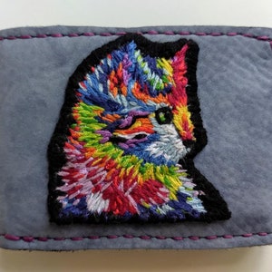 Gatito radiante - Bordado - Cartera plegable de cuero - Hecho a mano -
