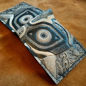 Cartera de cuero punteada con la Máscara de Majora - Cartera de cuero plegable - Cartera de Leyenda de Zelda hecha a mano -