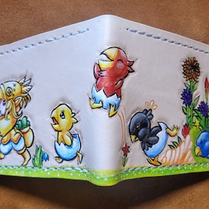 Chocobo Chick März gelb rot schwarz blau Version - Tan Leder Bifold Geldbörse - Handgefertigte Final Fantasy inspirierte Geldbörse - Baby