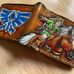 Enlace montando Epona y sigilo hyrule azul - Cartera plegable de cuero - Cartera de leyenda de Zelda hecha a mano - Cartera de enlace