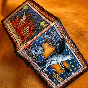 Cartera de piel con gatos medievales de Marginalia - Color marrón oscuro y marfil - Cartera de piel plegable - Hecha a mano