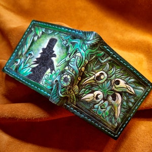 Cráneo de cuervo verde - Cartera bifold de cuero - Cartera de calavera hecha a mano -