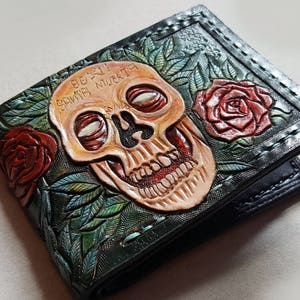 Cráneo de cuervo verde y rosas - Cartera bifold de cuero - Cartera de calavera hecha a mano -