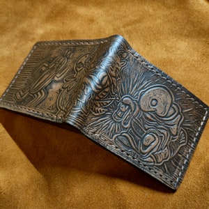 Portafoglio bifold in pelle marrone scuro con texture - Cactuar - Chocobo e Tonberry - Portafoglio artigianale ispirato a Final Fantasy 14 -
