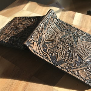 Wind Waker vidrieras Hyrule Crest cartera de cuero- Color marrón - Cartera bifold de cuero - Cartera hecha a mano Legend of Zelda -