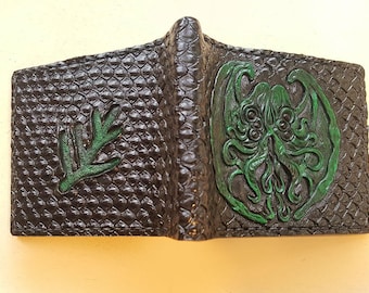 Cthulhu emblem - scaled - Leather wallet.