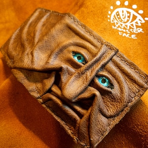 Cara de monstruo - versión marrón craquelada - Necromonicon - Oz - ojos de demonio - cara de monstruo - Cartera de cuero.