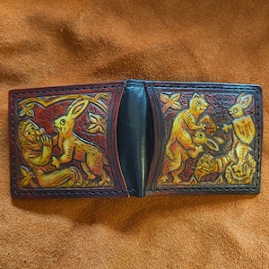 Cartera de piel con diseño de conejo medieval Marginalia - Color marrón oscuro y marfil - Cartera de piel plegable - Hecha a mano
