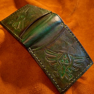 Doble Hyrule Crest kokiri versión verde - Versión marrón oscuro - Cartera bifold de cuero - Cartera hecha a mano Legend of Zelda - Cartera Link