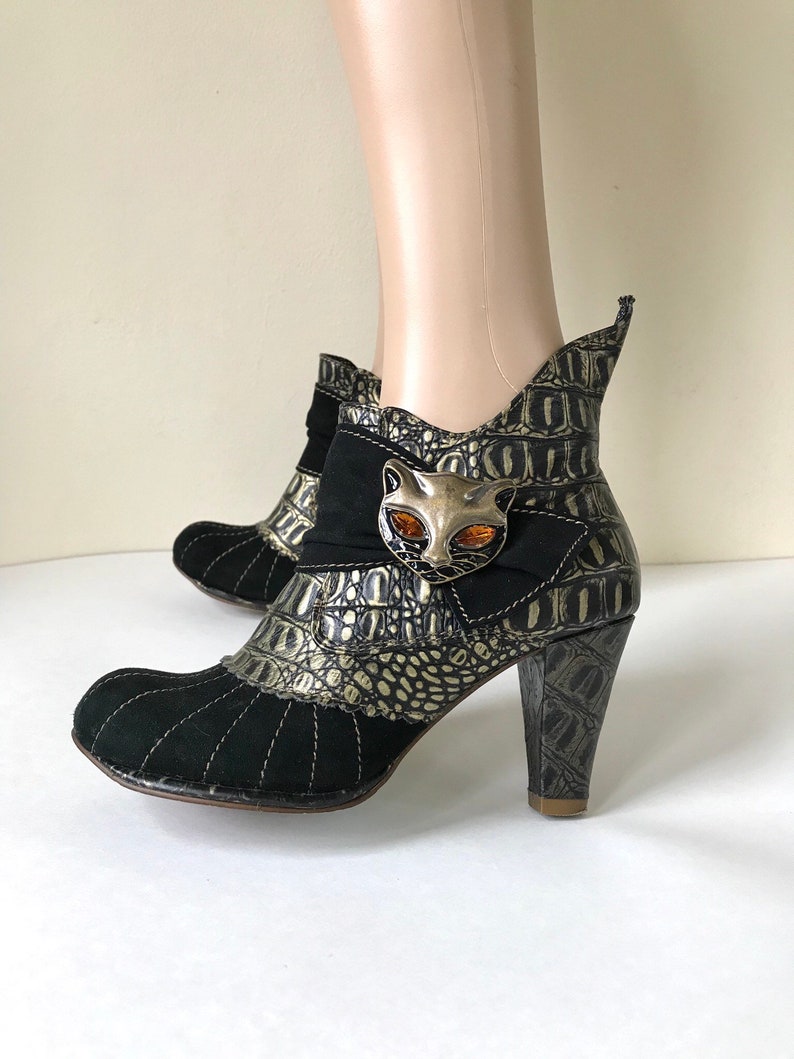 énormes chaussons noirs