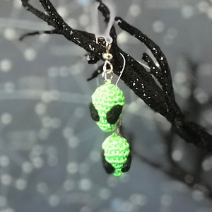 Alien oorbellen, groene alien hoofd oorbellen, gehaakte oorbellen, sci-fi verjaardagscadeau.
