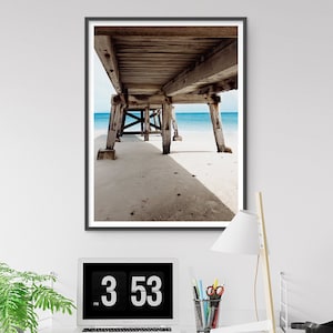 Under The Pier II Wydruk | Plakat Coastal Beach | Wydruk ścienny | Wydruk Australian Coastal