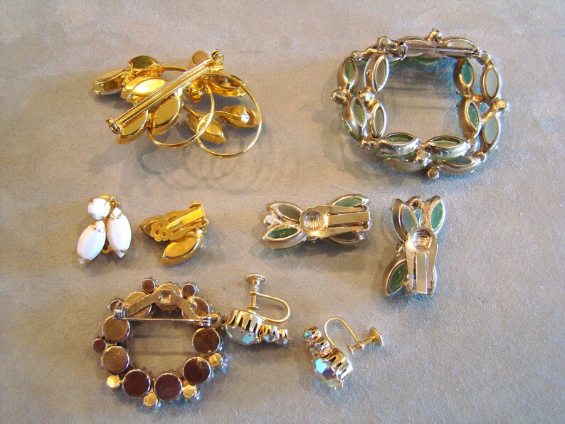 Veel vintage ondoorzichtige kamferglas strass pin broche oorbellensets afbeelding 6