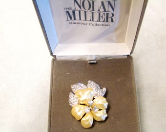 NOLAN MILLER Glamour Collection Jane Wyman Broche PIN fleur de lucite strass