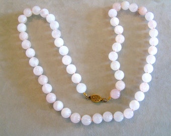 Vintage Collier long de 30 po. avec pierres de quartz rose et perles noué à la main