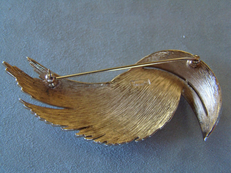 Vintage Crown TRIFARI Brushed Gold Tone Swirl Leaf Pin Brooch Etsy